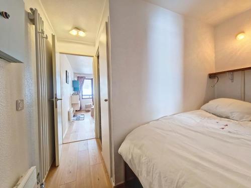 ein kleines Schlafzimmer mit einem Bett und einem Flur in der Unterkunft Studio cozy à La Daille, accès direct pistes, balcon, ascenseur - FR-1-518-158 in Val dʼIsère