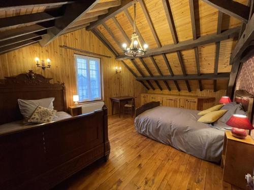 ein Schlafzimmer mit einem großen Bett in einem Holzzimmer in der Unterkunft Gîte Ferrières-sur-Sichon, 6 pièces, 10 personnes - FR-1-489-497 in Ferrières-sur-Sichon