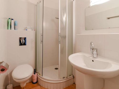 une salle de bain avec une douche, des toilettes et un lavabo dans l'établissement Pavillon climatisé 4 pièces avec WIFI, proche plage, terrasse, barbecue, park. privatif, animaux admis - FR-1-409-249, à Gruissan