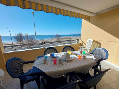 - une table à manger avec vue sur la plage dans l'établissement Appartement 3 pièces en bord de mer avec terrasse et parking, 6 personnes - FR-1-423-293, au Grau-dʼAgde