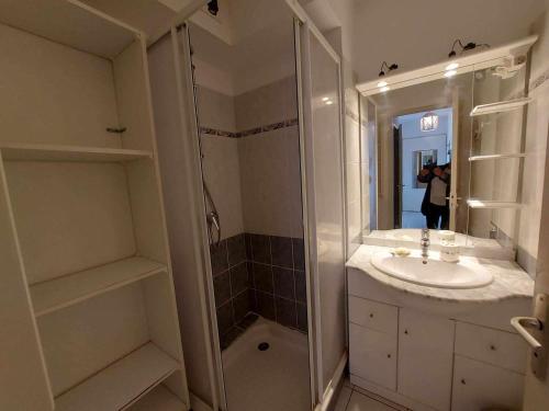 une salle de bain avec une douche, un lavabo et un miroir dans l'établissement Appartement 3 pièces en bord de mer avec terrasse et parking, 6 personnes - FR-1-423-293, au Grau-dʼAgde