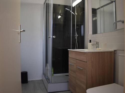uma casa de banho com um chuveiro, um lavatório e um WC. em Appartement Bolquère-Pyrénées 2000, 2 pièces, 4 personnes - FR-1-592-69 em Font Romeu Odeillo Via