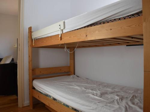 a bunk bed in a room with a bunk bedutenewayangering at Appartement Bolquère-Pyrénées 2000, 2 pièces, 4 personnes - FR-1-592-69 in Font-Romeu-Odeillo-Via