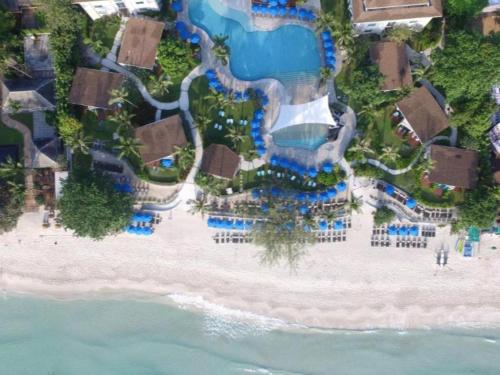 查汶的住宿－苏梅岛遨舍查汶度假酒店，享有海滩空中美景。