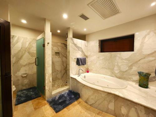Koupelna v ubytování Playa de La Paz 1 Br Luxury Condo & access to Beach Club
