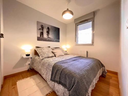 une chambre avec un lit et deux lampes et une fenêtre dans l'établissement Airbus by Yumē, à Toulouse