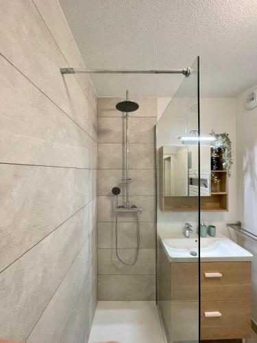 une salle de bain avec douche et lavabo dans l'établissement Airbus by Yumē, à Toulouse