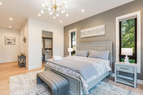 a bedroom with a bed and a chandelier at Bellevue Splendor Birch Cedar Suite BY Betterstay in Bellevue