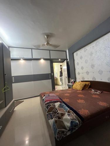 sypialnia z dużym łóżkiem w pokoju w obiekcie rajul flats adarsh nagar jabalpur w mieście Jabalpur
