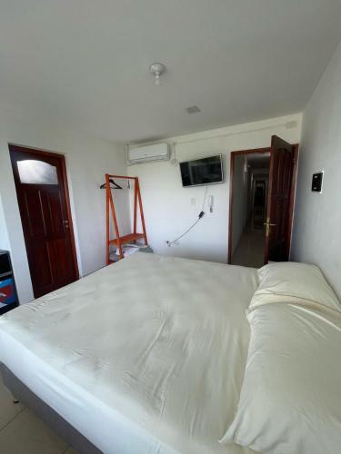 Schlafzimmer mit einem großen weißen Bett in der Unterkunft 9 de julio 401 in Conchas