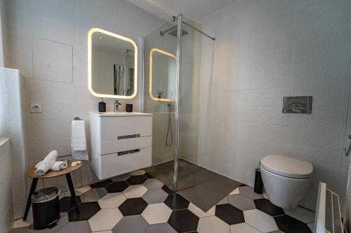 une salle de bain avec une douche, des toilettes et un lavabo dans l'établissement Pargaminières by Yumē, à Toulouse