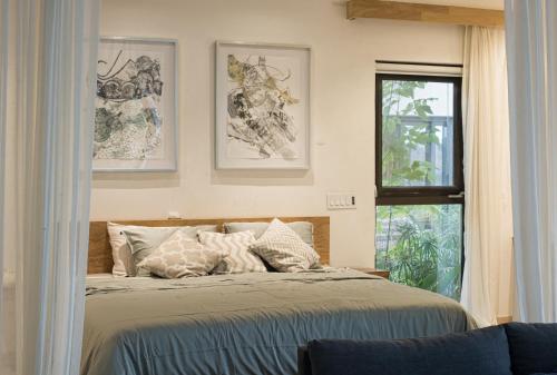 1 dormitorio con cama con almohadas y ventana en Cuna del Cielo en San Miguel de Allende