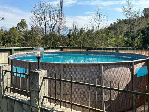 ein großer Pool mit einem Zaun um ihn herum in der Unterkunft Villa Mediterranea in Krasići