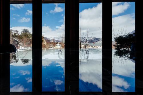 Bazén v ubytování Hakuba Pension & Log Hotel Meteor nebo v jeho okolí