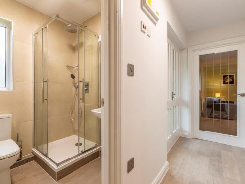 y baño con ducha y aseo. en 2 Bed in St. Mellion 87713, en St Mellion