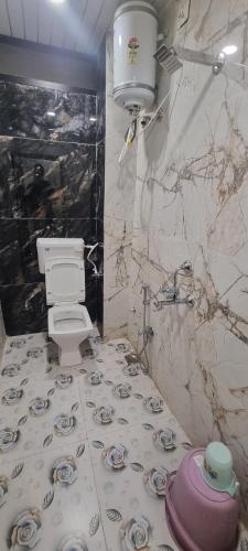 een badkamer met een toilet en een wastafel bij Hotel StarLight By i line in Ujjain