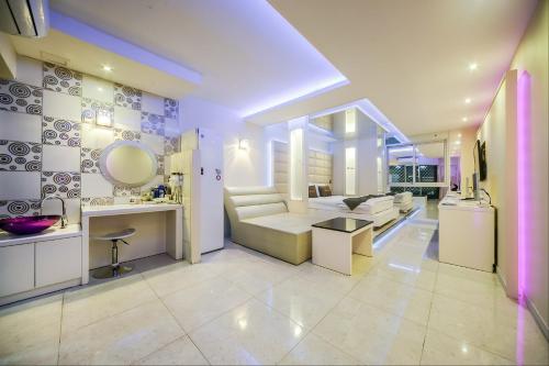 uma ampla sala de estar com um toucador e um espelho em Star Motel em Daegu