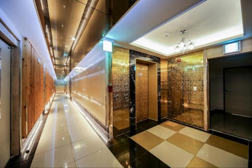 korytarz budynku z korytarzem wyłożonym kafelkami w obiekcie Star Motel w mieście Daegu