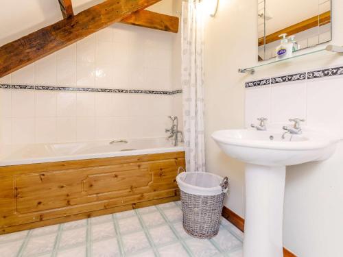 a bathroom with a sink and a bath tub at 2 Bed in Holsworthy GMEAD in Sutcombe