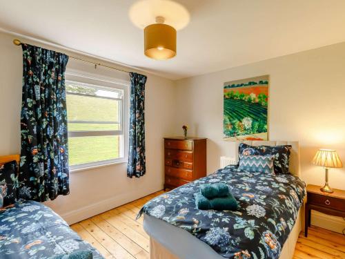 - une chambre avec un lit et une fenêtre dans l'établissement 4 Bed in Welshpool 89012, à Llanfair Caereinion