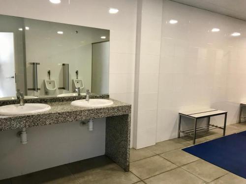 un bagno con due lavandini e un grande specchio di The Floating Loft BCN a Barcellona