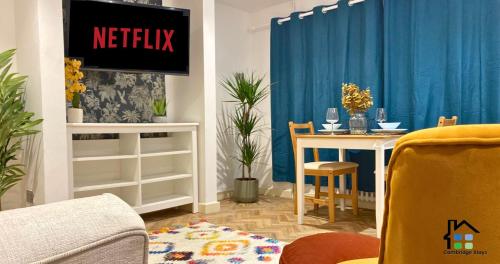 ein Wohnzimmer mit einem Tisch und einem blauen Vorhang in der Unterkunft Stunning 1BR - Super Central- Peaceful Area in Cambridge