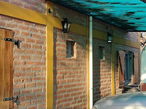 un edificio de ladrillo con pintura azul en el costado en Cabañas La Peperina in 