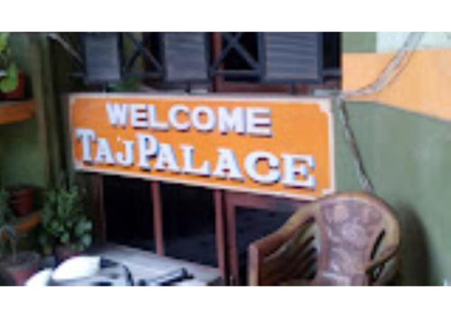 een bord dat zegt welkom bij een meubelhandelaar bij Hotel Taj Palace Agra in Agra