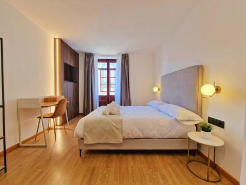 Postel nebo postele na pokoji v ubytování HOSTAL HS CEHEGIN