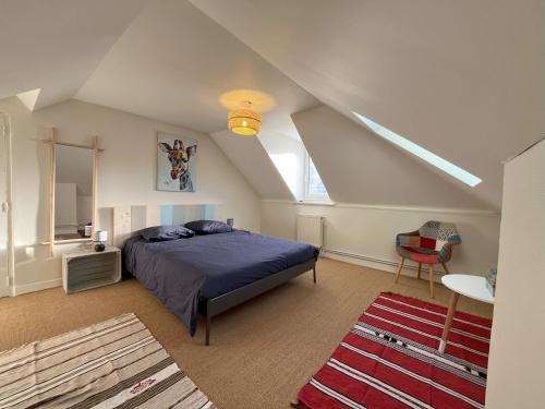 1 dormitorio con 1 cama en el ático en Chambres d'Hôtes Stella Mare en Yport