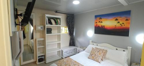 a small bedroom with a bed and a shelf at Casa Salento in Salento