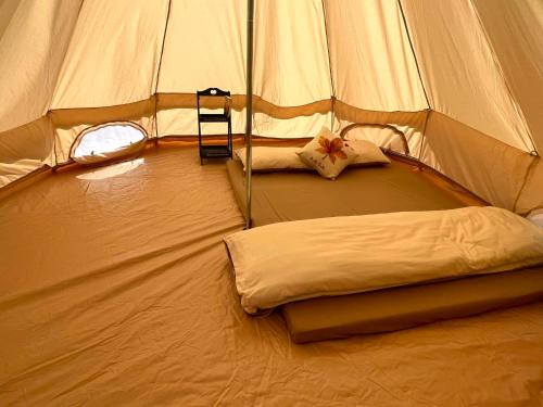 ein Bett in einem Zelt mit einer Leiter darin in der Unterkunft May Garden Pleiku Homestay in Plei Hơlăng