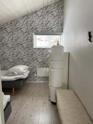 een kamer met een bed en een muur met een muurschildering bij Villa Båthamnsgatan in Söråker