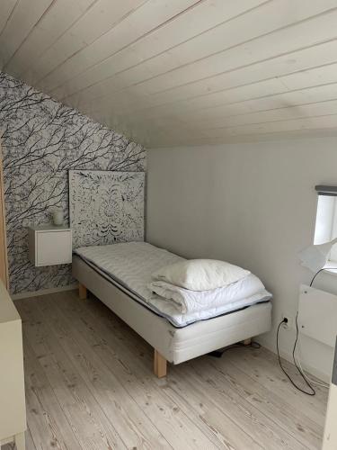 a small bedroom with a bed in a room at Villa Båthamnsgatan in Söråker