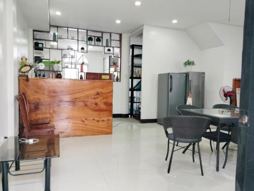 卡利博的住宿－E & F CONDOTEL，一间带木门和桌子的用餐室