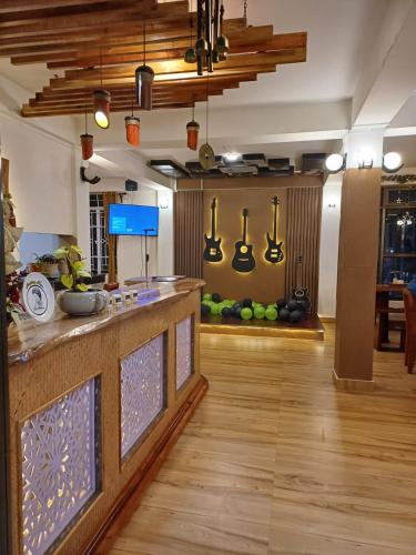 Aroma Inn في شيلونغ: مطبخ مع كونتر وغرفة طعام