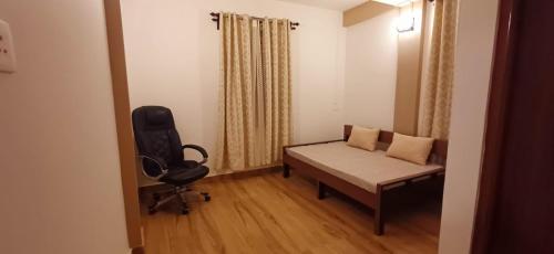 Mały pokój z kanapą i krzesłem w obiekcie Aroma Inn w mieście Shillong