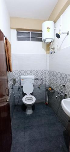 ein Bad mit einem WC und einem Waschbecken in der Unterkunft Aroma Inn in Shillong