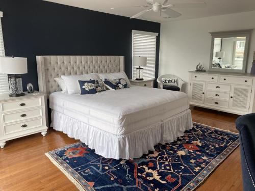 Ένα ή περισσότερα κρεβάτια σε δωμάτιο στο 5 Bedroom House Steps To Private Beaches