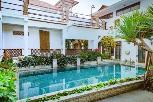 uma imagem de uma piscina numa villa em Family Hotel Gradia 2 em Batu