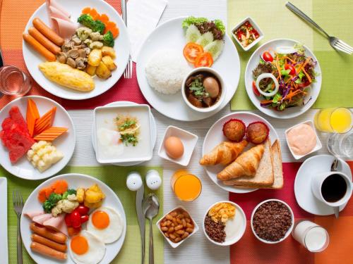 曼谷的住宿－宜必思曼谷沙吞酒店 ，餐桌上装满食物的桌子