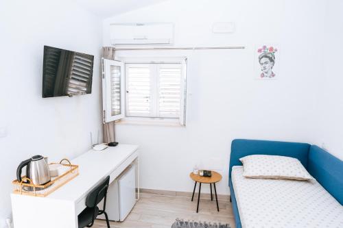 Habitación pequeña con cama y escritorio. en Serious Job Room, en Dubrovnik