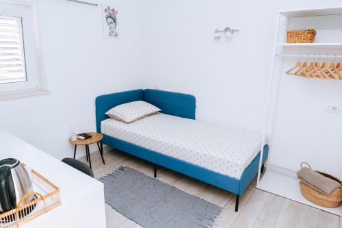 Habitación pequeña con cama azul. en Serious Job Room, en Dubrovnik