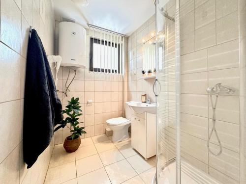 a bathroom with a shower and a toilet and a sink at Ponikiew Resort in Wadowice