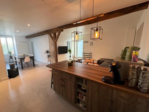 une cuisine avec un comptoir en bois dans une pièce dans l'établissement Aux Canards Cozy, à La Saulsotte