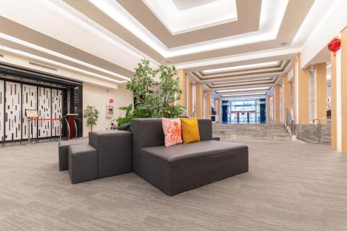 a lobby with a couch in the middle of a building at Guide Hotel Kaohsiung Liuhe in Kaohsiung