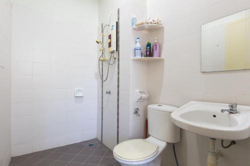 een witte badkamer met een toilet en een wastafel bij Cosy HomeStay at Penang Island -Beach and Village in Bayan Lepas