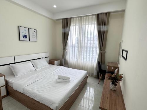 una camera con un grande letto e una finestra di Sunrise City View aparment D7 ad Ho Chi Minh