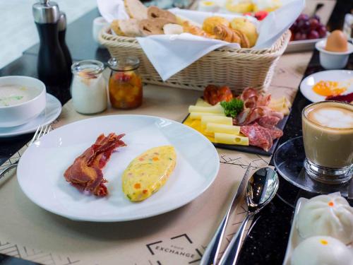 バンコクにあるノボテル バンコク スクンビット 4の朝食用の食材を盛り付けたテーブル