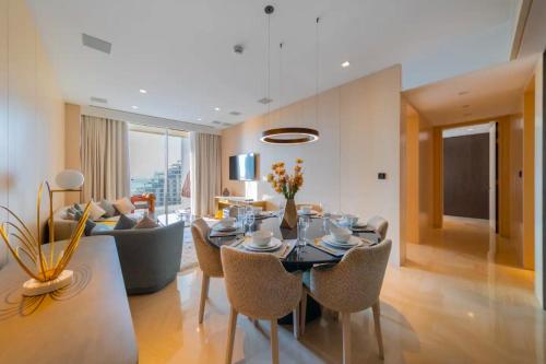 uma sala de estar com uma mesa e cadeiras e um sofá em FIVE Palm Resort - Luxury 2BR - Sea View em Dubai
